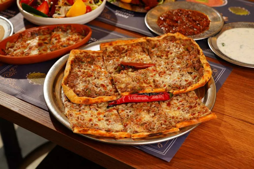 Kuşbaşılı Kaşarlı Pide